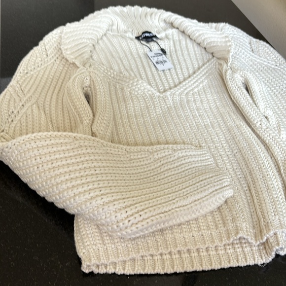 Express cable knot low cut cropped sweater! - Picture 3 of 8